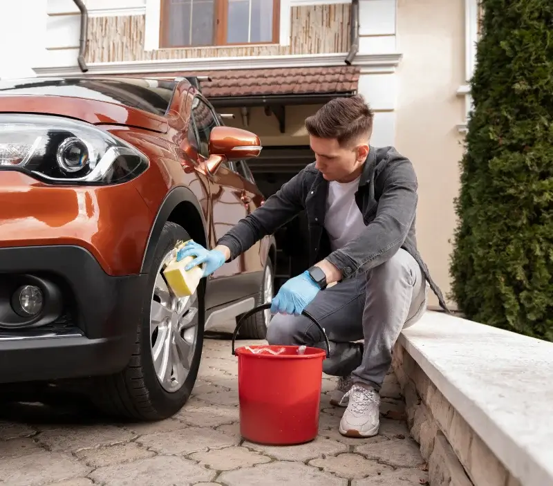 Lavage auto à domicile Avion : professionnel intervenant sur un véhicule